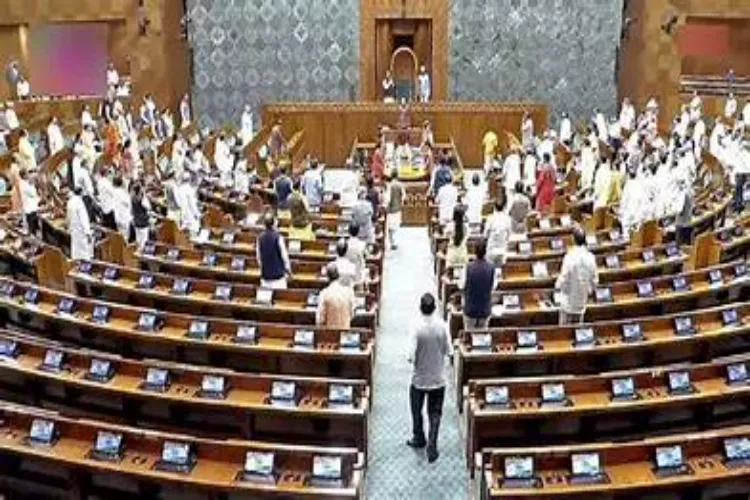 مانسون اجلاس۔  شدید نعرے بازی کے درمیان لوک سبھا غیر معینہ مدت کے لیے ملتوی