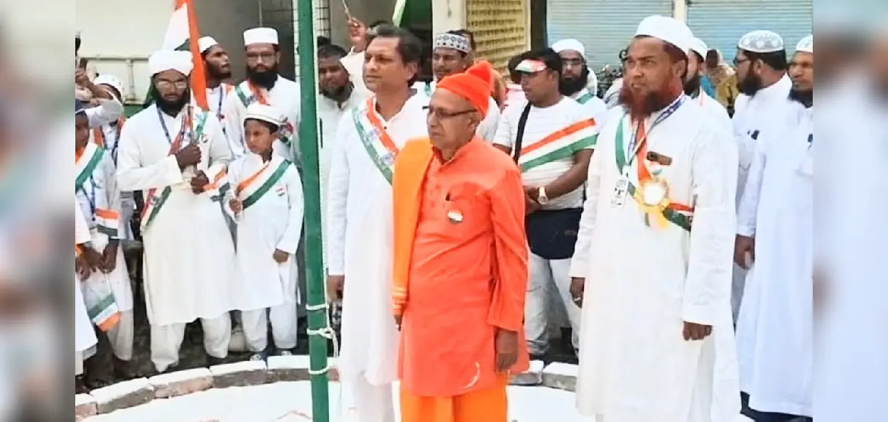 مدرسے میں بیلور مٹھ کے سنیاسی  نے لہرایا ترنگا! دیا اتحاد و ہم آہنگی کا درس