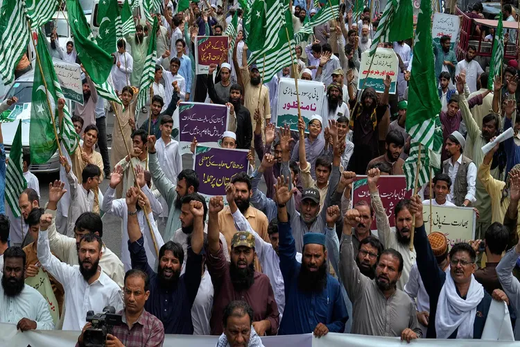 کراچی میں لیڈی ہیلتھ ورکرز کا احتجاج۔ سروس اسٹرکچر اور پنشن سمیت مطالبات