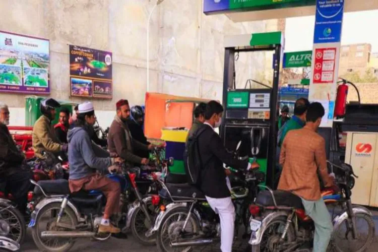 پاکستان :ایندھن کی قیمتوں کے خلاف احتجاج سے بڑے شہروں میں نظام زندگی متاثر