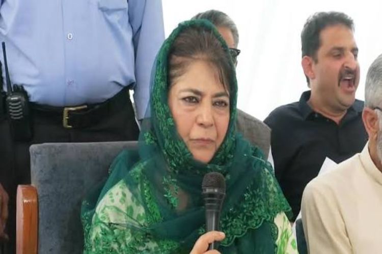 محبوبہ: عمران خان کو وہی سلوک مل رہا ہے جو مخالفین سے کیا
