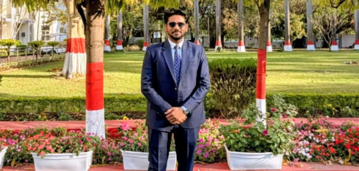ممبئی کی تنگ گلیوں سے آسام تک — بڑھئی کے بیٹے نے کیسے یو پی ایس سی کا امتحان پاس کیا