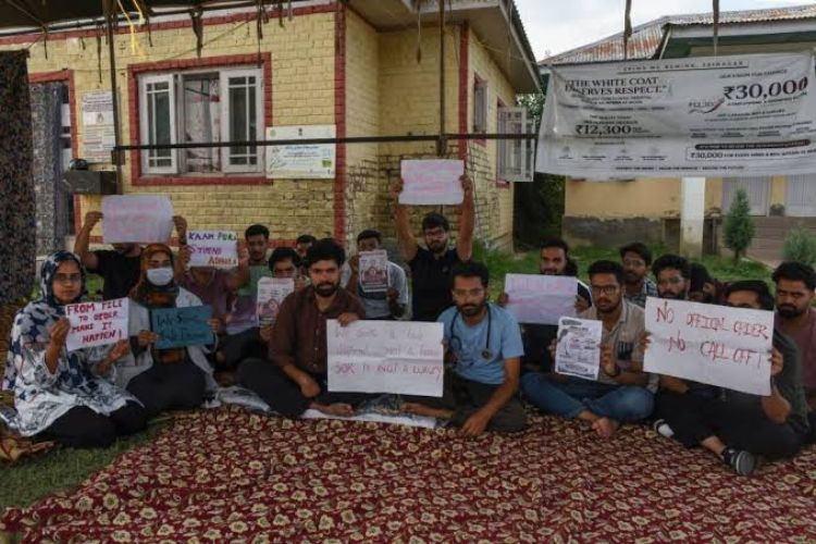 ایس کے آئی ایم ایس میڈیکل کالج کے ہڑتالی طبی تربیت یافتگان کو وجہ بتاؤ نوٹس
