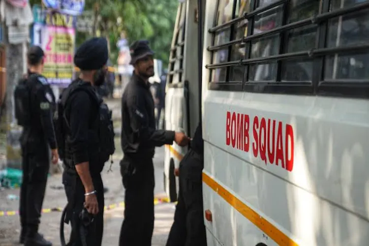 دہلی کے کم از کم تین اسکولوں کو بم کی دھمکی، طلبہ نکالے گئے