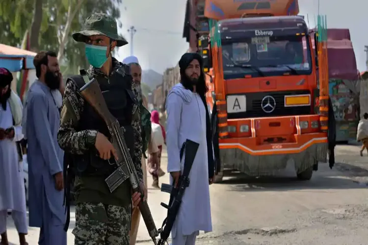 افغانستان کو اپنے دفاع کا حق ہے۔ پاکستان کو سرحد پار حملوں پر طالبان کی وارننگ