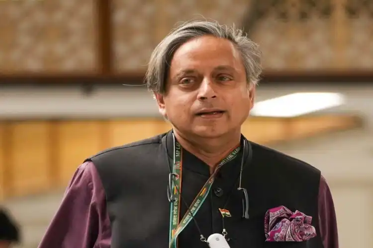 کیرالہ فلم فیسٹیول کی 31 فلموں کو اسکریننگ کی اجازت نہ دینے پر ششی تھرور برہم