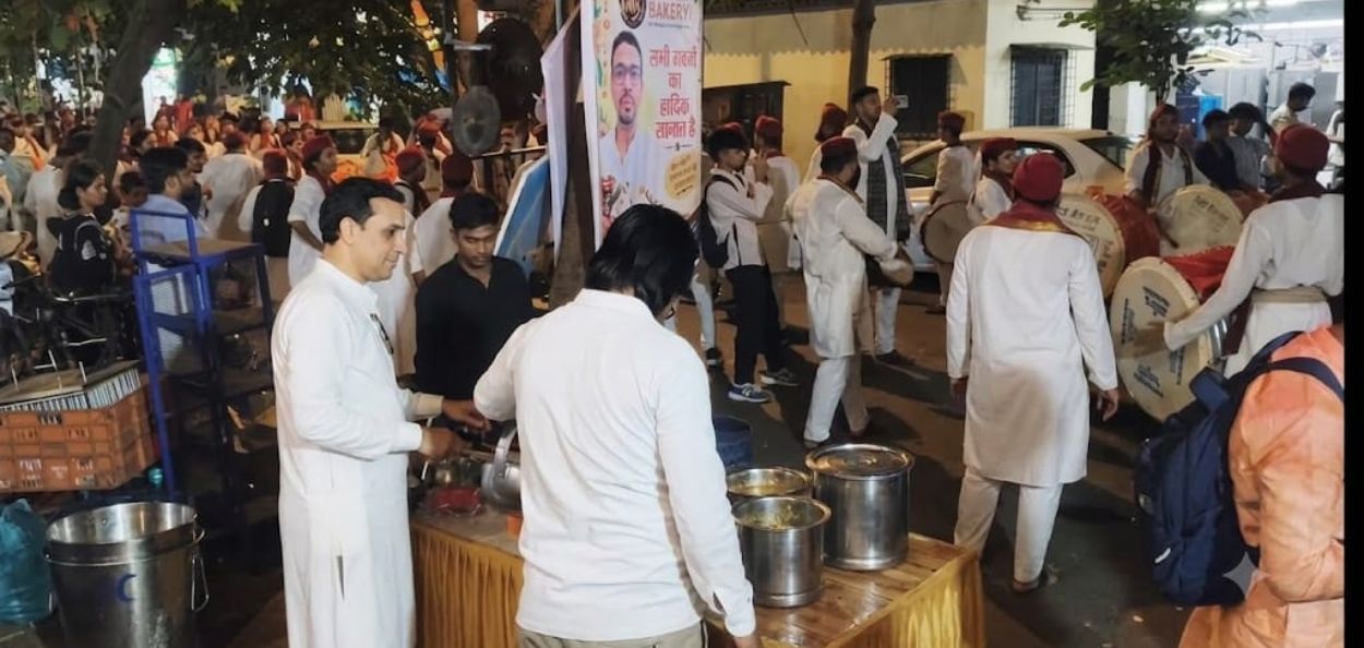   ممبئی: مسلم بیکری مالک کی گنیش بھکتوں سے محبت، کاروبار بھی ہوا دوگنا
