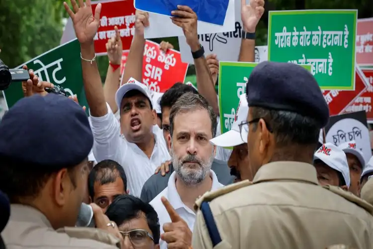 ’انڈیا‘ اتحاد کا الیکشن کمیشن کی طرف مارچ، کئی اپوزیشن رہنما حراست میں