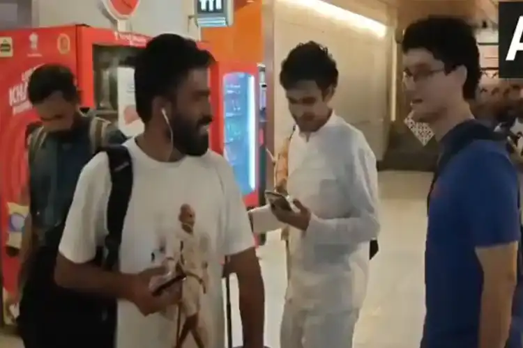  ابھیجیت دپکے  سمیت کاکروچ جنتا پارٹی کے سینکڑوں احتجاجی حراست میں