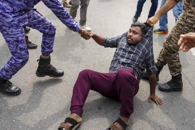 دہلی: میٹرو میں بزرگ شہریوں کی نشست پر تنازع کے بعد مبینہ مارپیٹ، ایک شخص کی موت، دو گرفتار