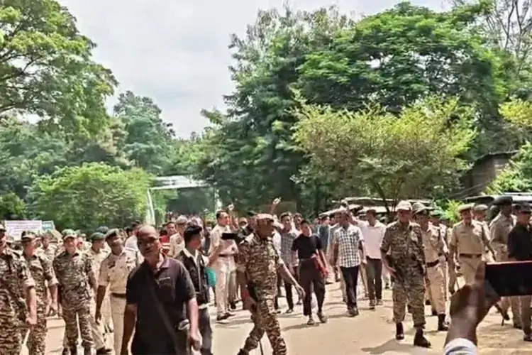تریپورہ میں 72 گھنٹے کی شاہراہ ناکہ بندی کی کوشش ناکام، دو پولیس اہلکار زخمی