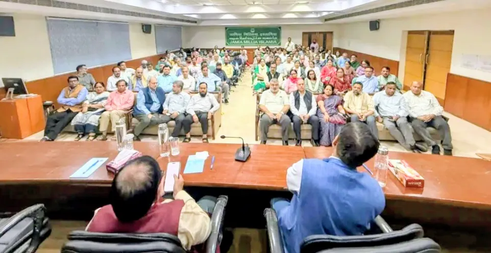 جامعہ ملیہ اسلامیہ میں سیاسی مداخلت پر اساتذہ برہم، احتجاج کو سیاسی رنگ دینے کی کوششوں پر تشویش