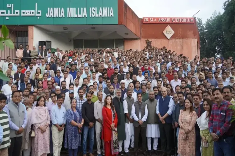 جامعہ ملیہ اسلامیہ میں طلبہ یونین کے مسئلے کے حل پر اساتذہ اور ملازمین کا اظہارِ تشکر
