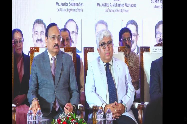 چیف جسٹس نے این آر مادھو مینن کو خراجِ عقیدت پیش کیا، اٹارنی جنرل آر وینکٹ رمنی کو یادگاری ایوارڈ