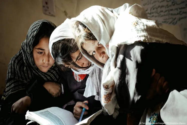 افغانستان: طالبان نے دی لڑکیوں کوہائی اسکول جانے کی اجازت 