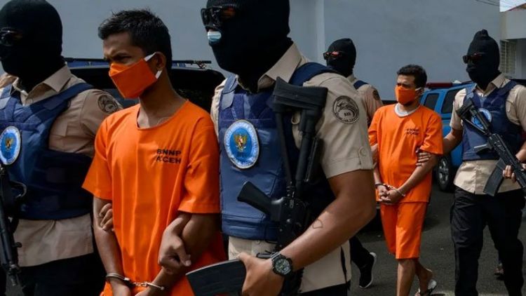 انڈونیشیا میں قانون کی مار