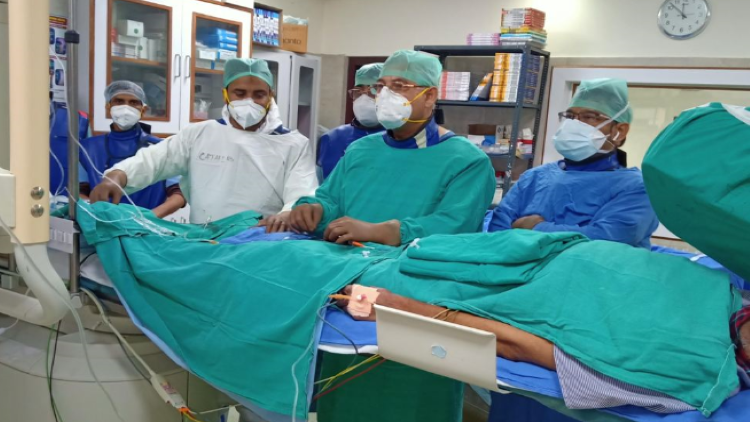 علی گڑھ مسلم یونیورسٹی کے میڈیکل کالج کے ڈاکٹرس علاج کرتے ہوئے 