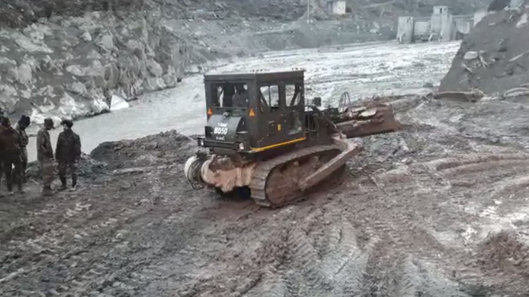 سرنگ میں بچاو کا کام جاری