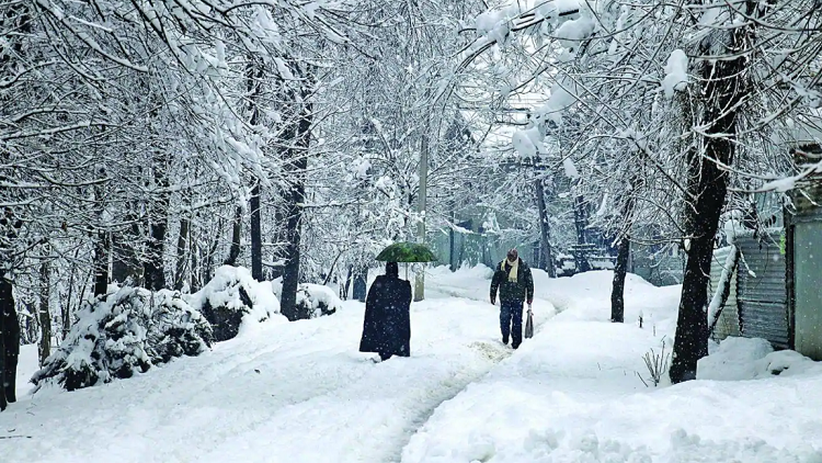 کشمیر میں برف باری سے ٹرانسپورٹ متاثرہونا معمول کی بات ہے