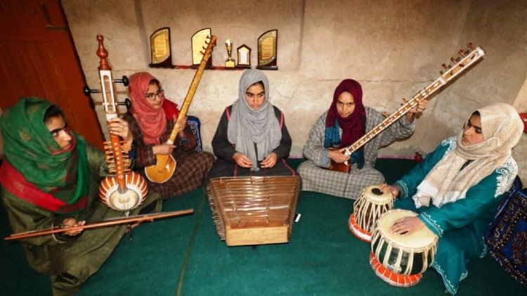 (کشمیر میں صوفیانہ میوزک گروپ۔ (فوٹو۔بیلال بہادر