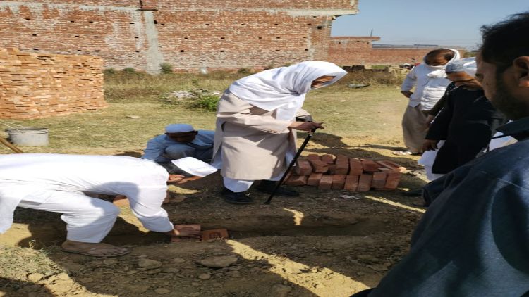 مسجد کا سنگ بنیاد رکھتے ہوئے د ارالعلوم دےوبند کے کارگزار مہتمم مولانا قاری سید عثمان منصور پوری
