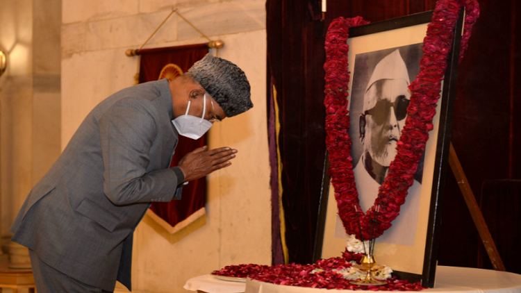 صدر نے راشٹرپتی بھون میں ڈاکٹر ذاکر حسین کی تصویر کے سامنے گلہاۓ عقیدت پیش کئے