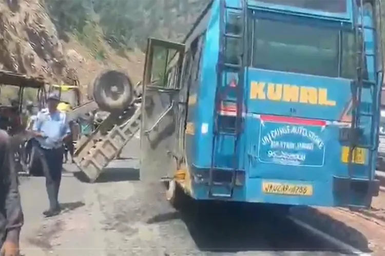 رام بن میں بی ایس ایف بس حادثے کا شکار، 4 زخمی