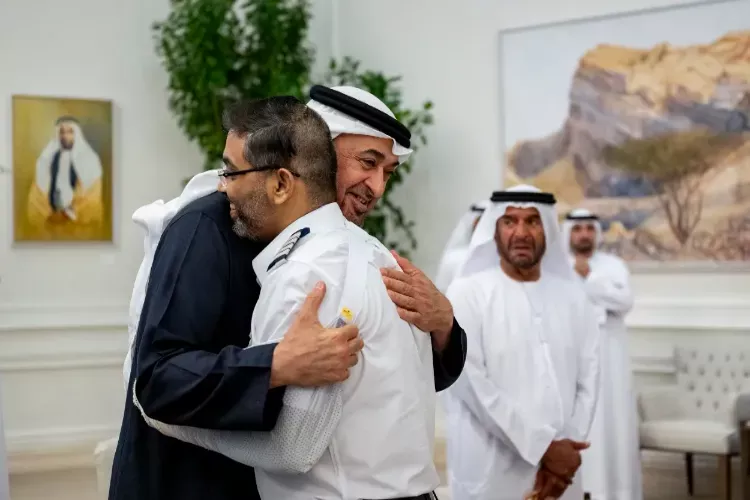 یو اے ای  کے صدر نے پائلٹ سمت ماچھھر کو لگایا  گلے، بہادری پر اعزاز سے نوازا